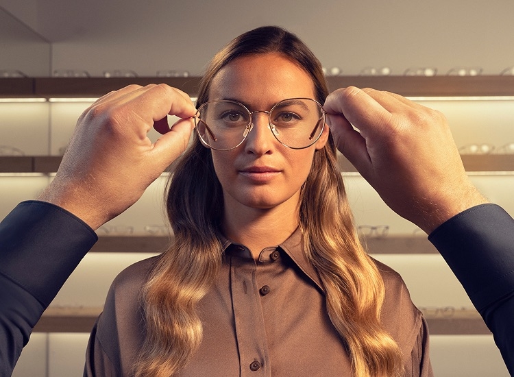 Une cliente reçoit ses nouvelles lunettes chez l'opticien