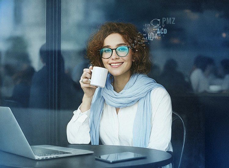 Femme assise devant un ordinateur portable recherchant un opticien Rodenstock à proximité 