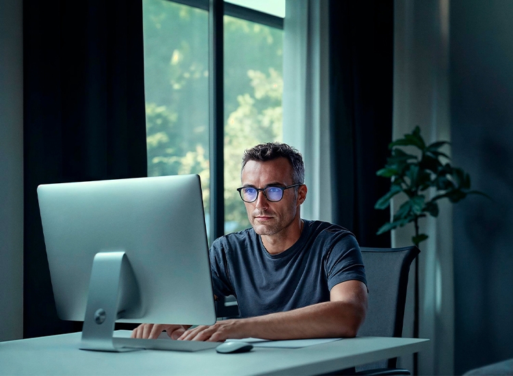 Homme avec ordinateur portable dans un café